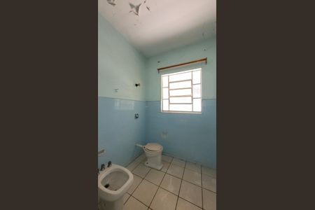 Casa à venda com 256m², 4 quartos e 3 vagas Casa à venda com 256m², 4 quartos e 3 vagasEdícula - Banheiro