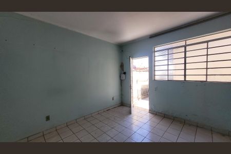 Casa à venda com 256m², 4 quartos e 3 vagas Casa à venda com 256m², 4 quartos e 3 vagasEdícula - Sala