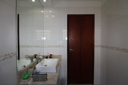 Casa à venda com 315m², 4 quartos e 8 vagasBanheiro 2