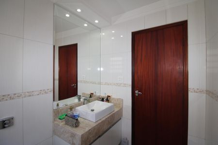 Casa à venda com 315m², 4 quartos e 8 vagasBanheiro 2