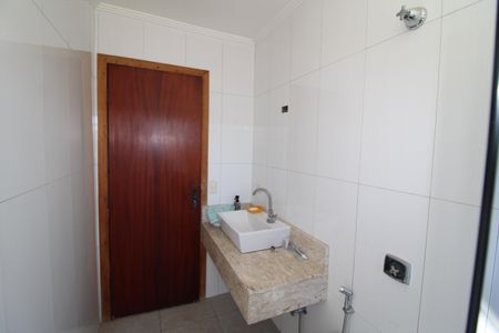 Casa à venda com 315m², 4 quartos e 8 vagasQuarto 1 - Banheiro