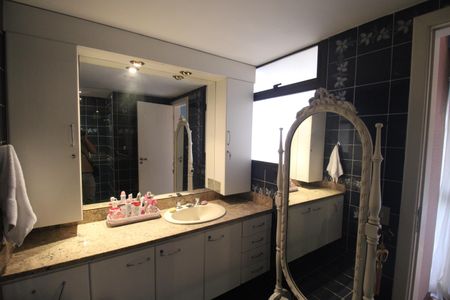 Apartamento para alugar com 355m², 4 quartos e 4 vagasQuarto 3 - Banheiro