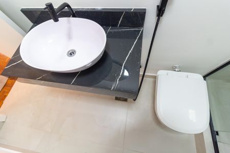 Apartamento à venda com 110m², 2 quartos e 1 vaga Apartamento à venda com 110m², 2 quartos e 1 vagaBanheiro do Corredor