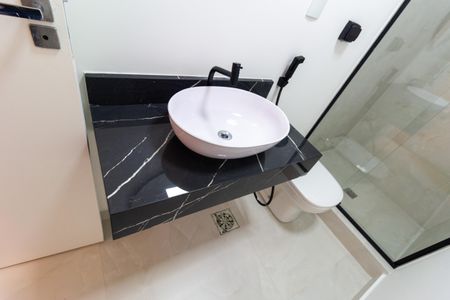 Apartamento à venda com 110m², 2 quartos e 1 vaga Apartamento à venda com 110m², 2 quartos e 1 vagaBanheiro do Corredor