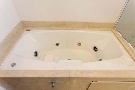 Apartamento para alugar com 173m², 3 quartos e 6 vagas Apartamento para alugar com 173m², 3 quartos e 6 vagasBanheiro da Suíte 1 - Banheira