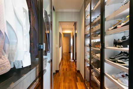 Apartamento para alugar com 173m², 3 quartos e 6 vagas Apartamento para alugar com 173m², 3 quartos e 6 vagasCloset da Suíte 1