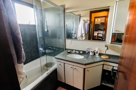 Apartamento à venda com 175m², 5 quartos e 3 vagas Apartamento à venda com 175m², 5 quartos e 3 vagasBanheiro da Suíte 3