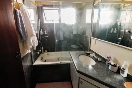 Apartamento à venda com 175m², 5 quartos e 3 vagas Apartamento à venda com 175m², 5 quartos e 3 vagasBanheiro da Suíte 3