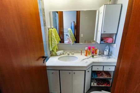 Apartamento à venda com 175m², 5 quartos e 3 vagas Apartamento à venda com 175m², 5 quartos e 3 vagasBanheiro da Suíte 1