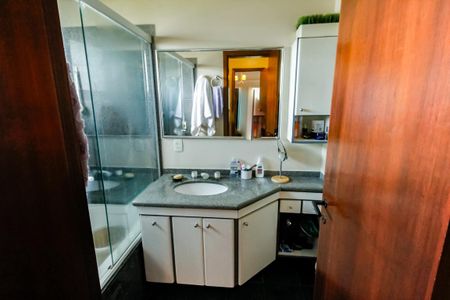 Apartamento à venda com 175m², 5 quartos e 3 vagas Apartamento à venda com 175m², 5 quartos e 3 vagasBanheiro da Suíte 3