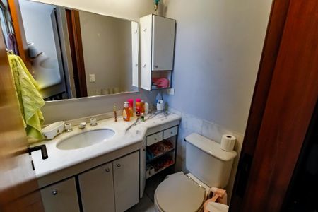 Apartamento à venda com 175m², 5 quartos e 3 vagas Apartamento à venda com 175m², 5 quartos e 3 vagasBanheiro da Suíte 1