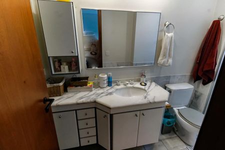 Apartamento à venda com 175m², 5 quartos e 3 vagas Apartamento à venda com 175m², 5 quartos e 3 vagasBanheiro da Suíte 2