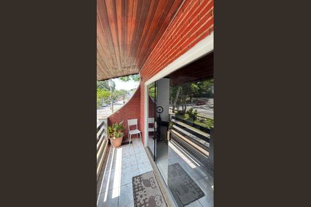 Casa à venda com 240m², 3 quartos e 3 vagas Casa à venda com 240m², 3 quartos e 3 vagasSala 2 Varanda