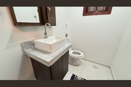 Casa à venda com 240m², 3 quartos e 3 vagas Casa à venda com 240m², 3 quartos e 3 vagasLavabo da sala