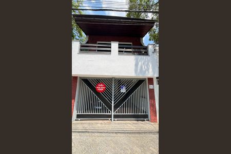 Casa à venda com 240m², 3 quartos e 3 vagas Casa à venda com 240m², 3 quartos e 3 vagasFachada