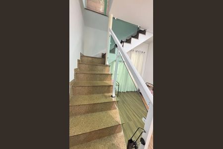 Casa à venda com 240m², 3 quartos e 3 vagas Casa à venda com 240m², 3 quartos e 3 vagasEscada