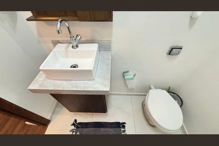 Casa à venda com 240m², 3 quartos e 3 vagas Casa à venda com 240m², 3 quartos e 3 vagasLavabo da sala