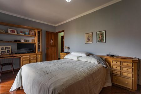 Casa à venda com 376m², 5 quartos e 4 vagas Casa à venda com 376m², 5 quartos e 4 vagasQuarto 1