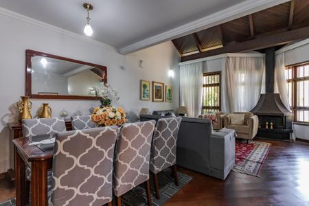 Casa à venda com 376m², 5 quartos e 4 vagas Casa à venda com 376m², 5 quartos e 4 vagasSala