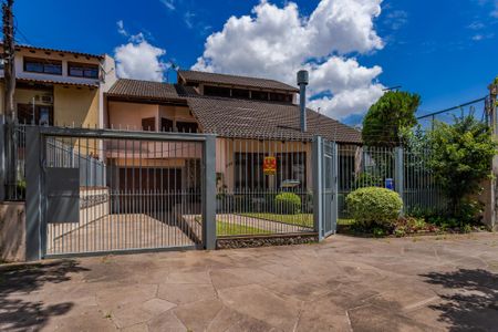 Casa à venda com 376m², 5 quartos e 4 vagas Casa à venda com 376m², 5 quartos e 4 vagasFachada