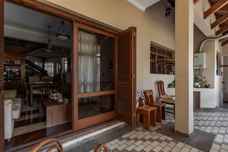 Casa à venda com 376m², 5 quartos e 4 vagas Casa à venda com 376m², 5 quartos e 4 vagasEspaço Gourmet