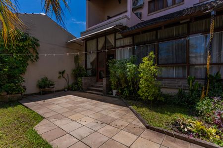 Casa à venda com 376m², 5 quartos e 4 vagas Casa à venda com 376m², 5 quartos e 4 vagasQuintal