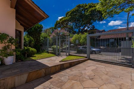 Casa à venda com 376m², 5 quartos e 4 vagas Casa à venda com 376m², 5 quartos e 4 vagasQuintal