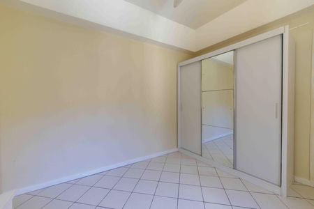 Casa de condomínio à venda com 297m², 3 quartos e 3 vagas Casa de condomínio à venda com 297m², 3 quartos e 3 vagasQuarto