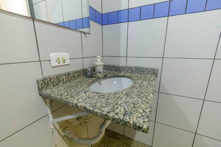 Casa de condomínio à venda com 297m², 3 quartos e 3 vagas Casa de condomínio à venda com 297m², 3 quartos e 3 vagasBanheiro Social