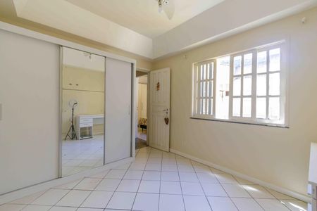 Casa de condomínio à venda com 297m², 3 quartos e 3 vagas Casa de condomínio à venda com 297m², 3 quartos e 3 vagasQuarto