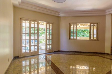 Casa de condomínio à venda com 297m², 3 quartos e 3 vagas Casa de condomínio à venda com 297m², 3 quartos e 3 vagasSala