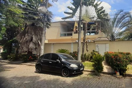 Casa à venda com 350m², 3 quartos e 2 vagas Casa à venda com 350m², 3 quartos e 2 vagasFachada