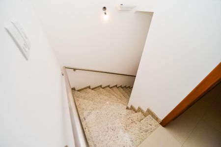 Casa à venda com 316m², 3 quartos e 3 vagas Casa à venda com 316m², 3 quartos e 3 vagasEscada