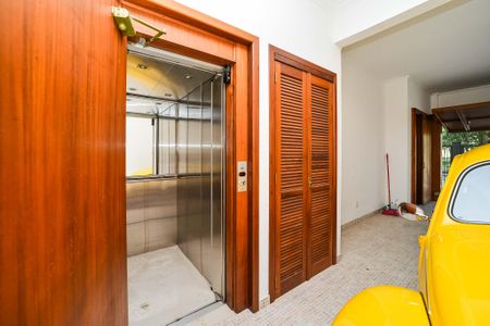 Casa à venda com 316m², 3 quartos e 3 vagas Casa à venda com 316m², 3 quartos e 3 vagasElevador