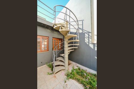 Casa à venda com 316m², 3 quartos e 3 vagas Casa à venda com 316m², 3 quartos e 3 vagasEscada