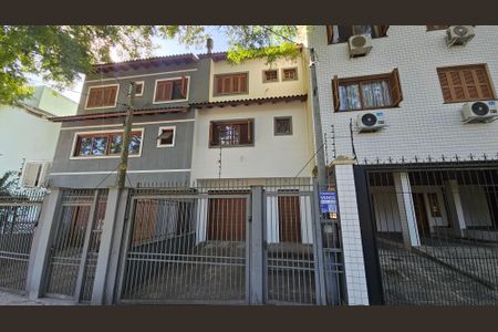 Casa à venda com 316m², 3 quartos e 3 vagas Casa à venda com 316m², 3 quartos e 3 vagasFachada
