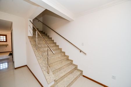 Casa à venda com 316m², 3 quartos e 3 vagas Casa à venda com 316m², 3 quartos e 3 vagasEscada