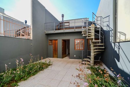 Casa à venda com 316m², 3 quartos e 3 vagas Casa à venda com 316m², 3 quartos e 3 vagasPátio