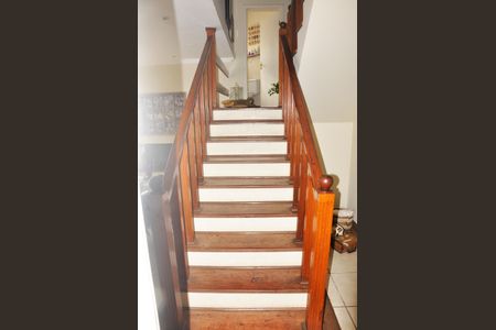 Casa à venda com 400m², 5 quartos e 6 vagasDetalhe - Escada Hall Entrada