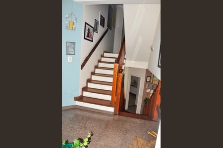 Casa à venda com 400m², 5 quartos e 6 vagasDetalhe - Escada Quartos