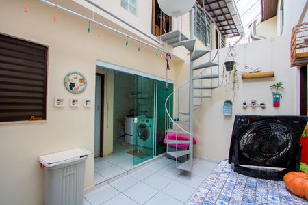 Casa à venda com 200m², 3 quartos e 4 vagas Casa à venda com 200m², 3 quartos e 4 vagasQuintal