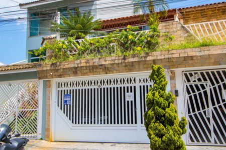 Casa à venda com 200m², 3 quartos e 4 vagas Casa à venda com 200m², 3 quartos e 4 vagasFachada