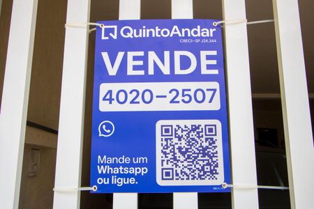 Casa à venda com 200m², 3 quartos e 4 vagas Casa à venda com 200m², 3 quartos e 4 vagasPlaquinha instalada na fachada