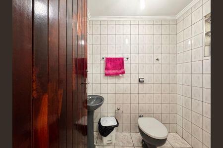 Casa à venda com 221m², 4 quartos e 7 vagasBanheiro de serviço