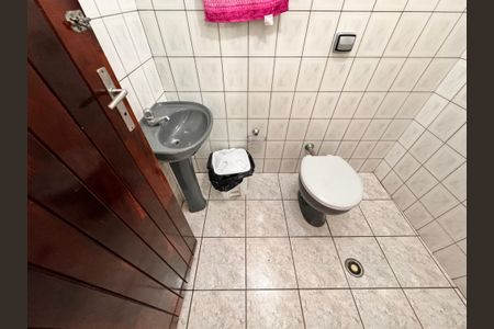 Casa à venda com 221m², 4 quartos e 7 vagasBanheiro de serviço