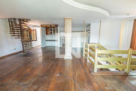 Casa à venda com 441m², 8 quartos e 8 vagas Casa à venda com 441m², 8 quartos e 8 vagasSala /2º andar