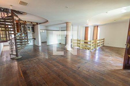 Casa à venda com 441m², 8 quartos e 8 vagas Casa à venda com 441m², 8 quartos e 8 vagasSala /2º andar