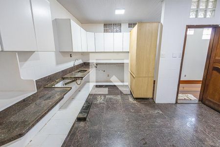 Casa à venda com 441m², 8 quartos e 8 vagas Casa à venda com 441m², 8 quartos e 8 vagasCozinha