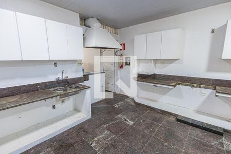 Casa à venda com 441m², 8 quartos e 8 vagas Casa à venda com 441m², 8 quartos e 8 vagasCozinha