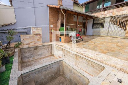 Casa à venda com 441m², 8 quartos e 8 vagas Casa à venda com 441m², 8 quartos e 8 vagasPiscina
